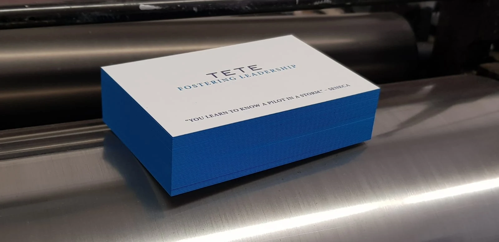 Detailaufnahme eines Kartenstapels mit farbigem Farbschnitt