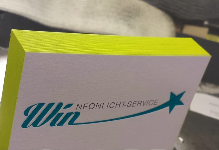 Visitenkarte mit Neon-Gelbem Farbschnitt