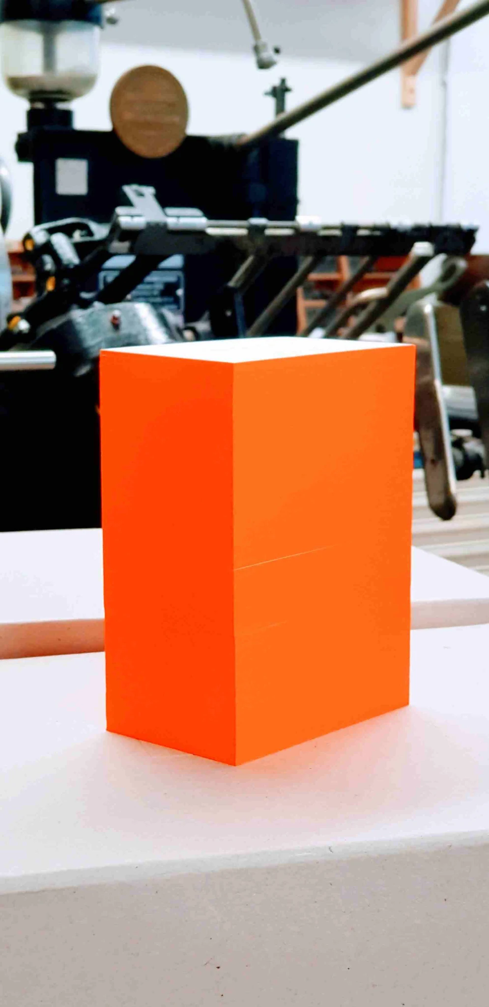 Visitenkarte mit Neon-Orangem Farbschnitt